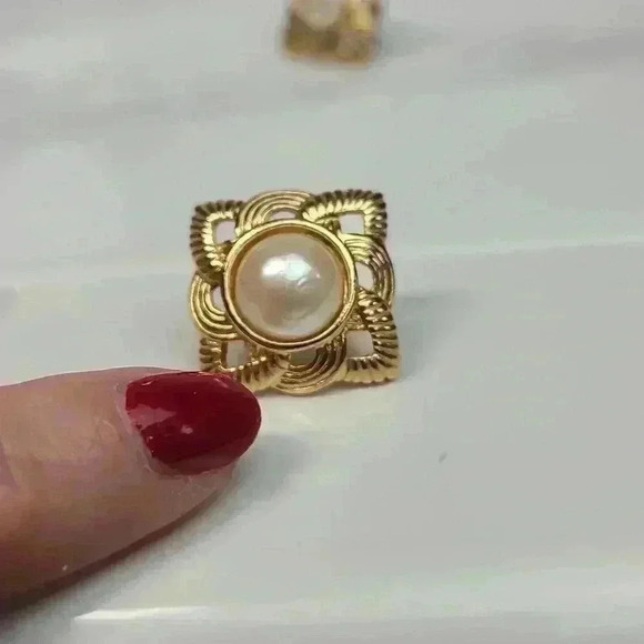 Gold tone fuax pearl earrings vintage style - Picture 13 of 15